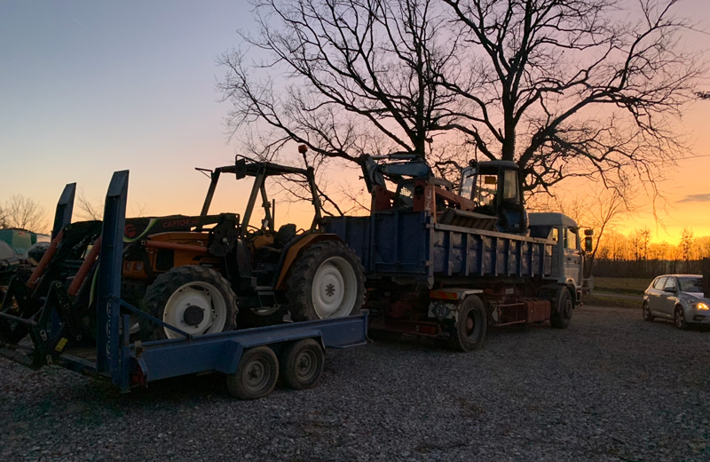 Tracteur et excavateur pour terrassement