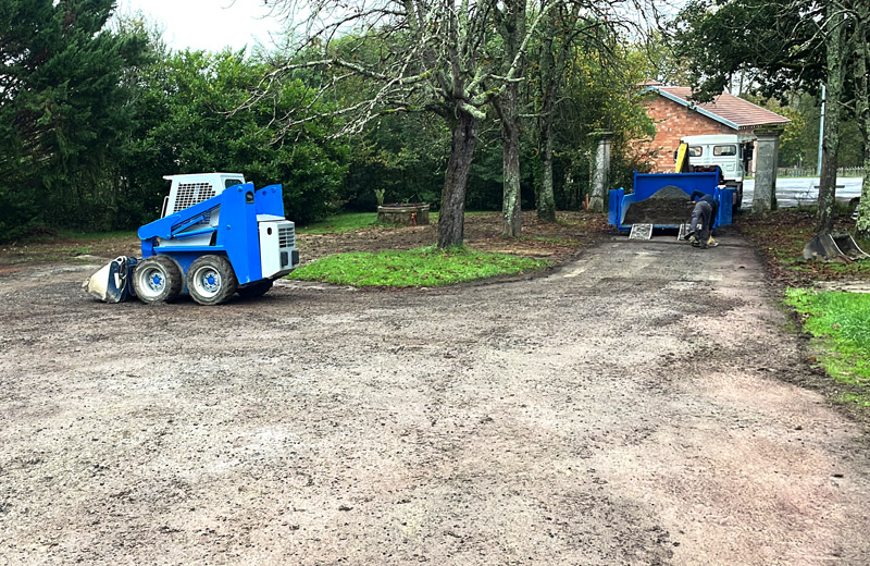 Excavation de terrain pour chemin d'accès à St Michel (32)