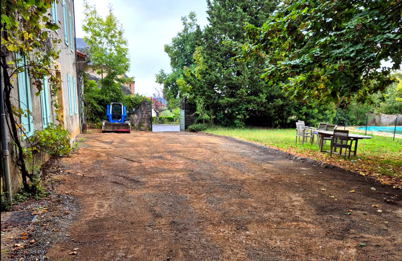 Étape de compactage du sol pour préparation d'un chemin d'accès à Mirande (32)